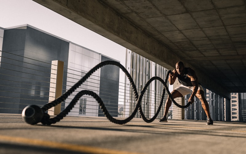 青少年在体育培训机构使用DB旗舰AI运动手环进行科学训练的现场画面